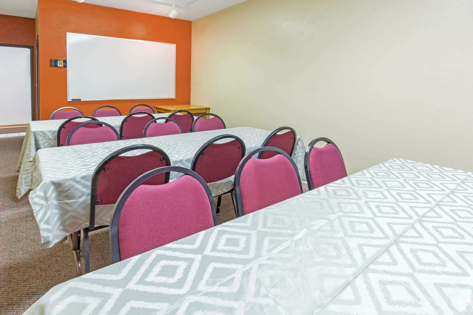 Super 8 By Wyndham Salem Hotel ภายนอก รูปภาพ